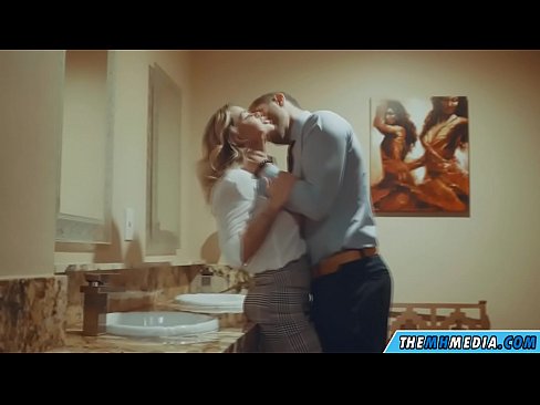 ❤️ Kui rinnakas blondiin võrgutab sind avalikus tualettruumis ❤️❌ Pornovideo at us ☑
